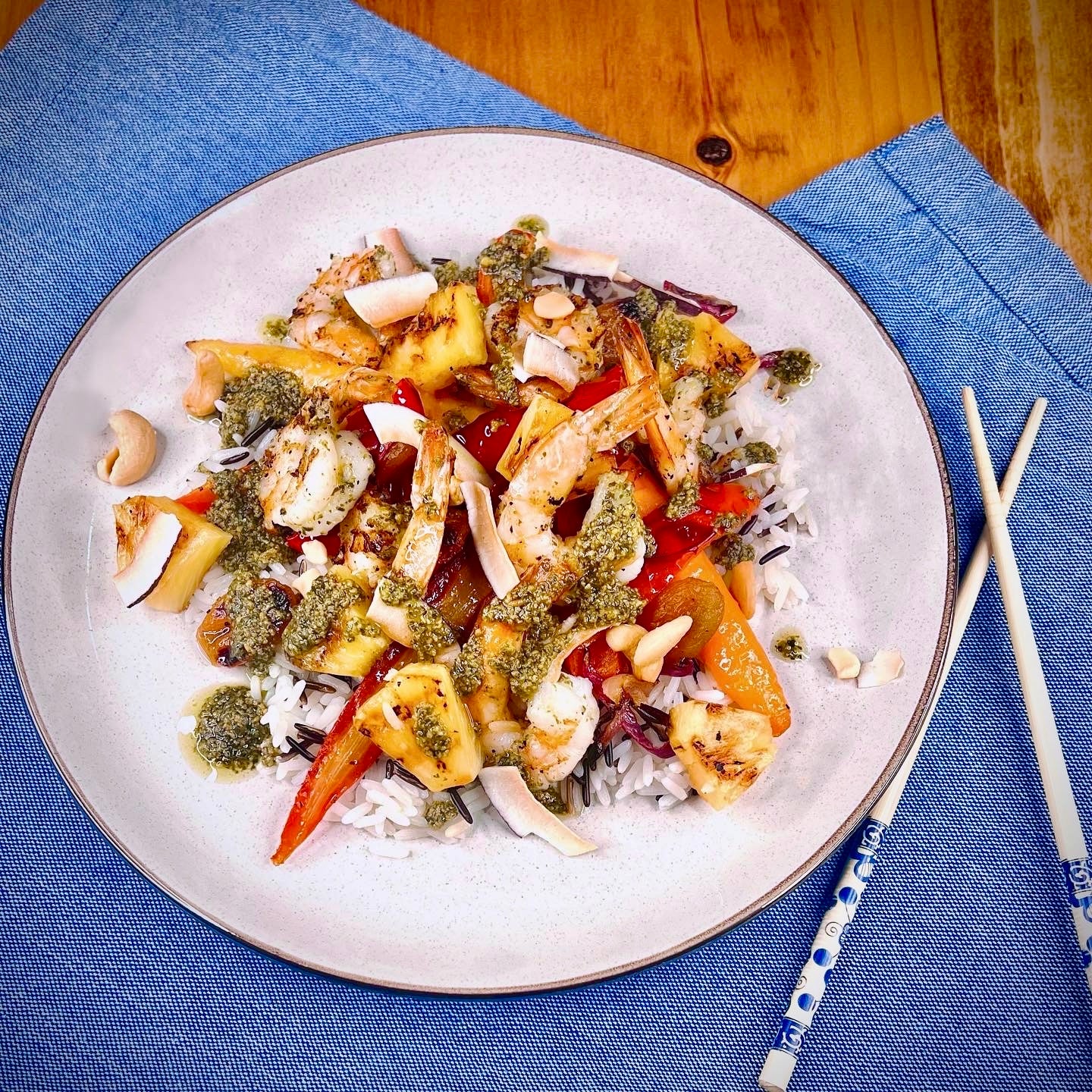 Crevettes au Pesto de Basilic avec Légumes Rôties et Riz Sauvage