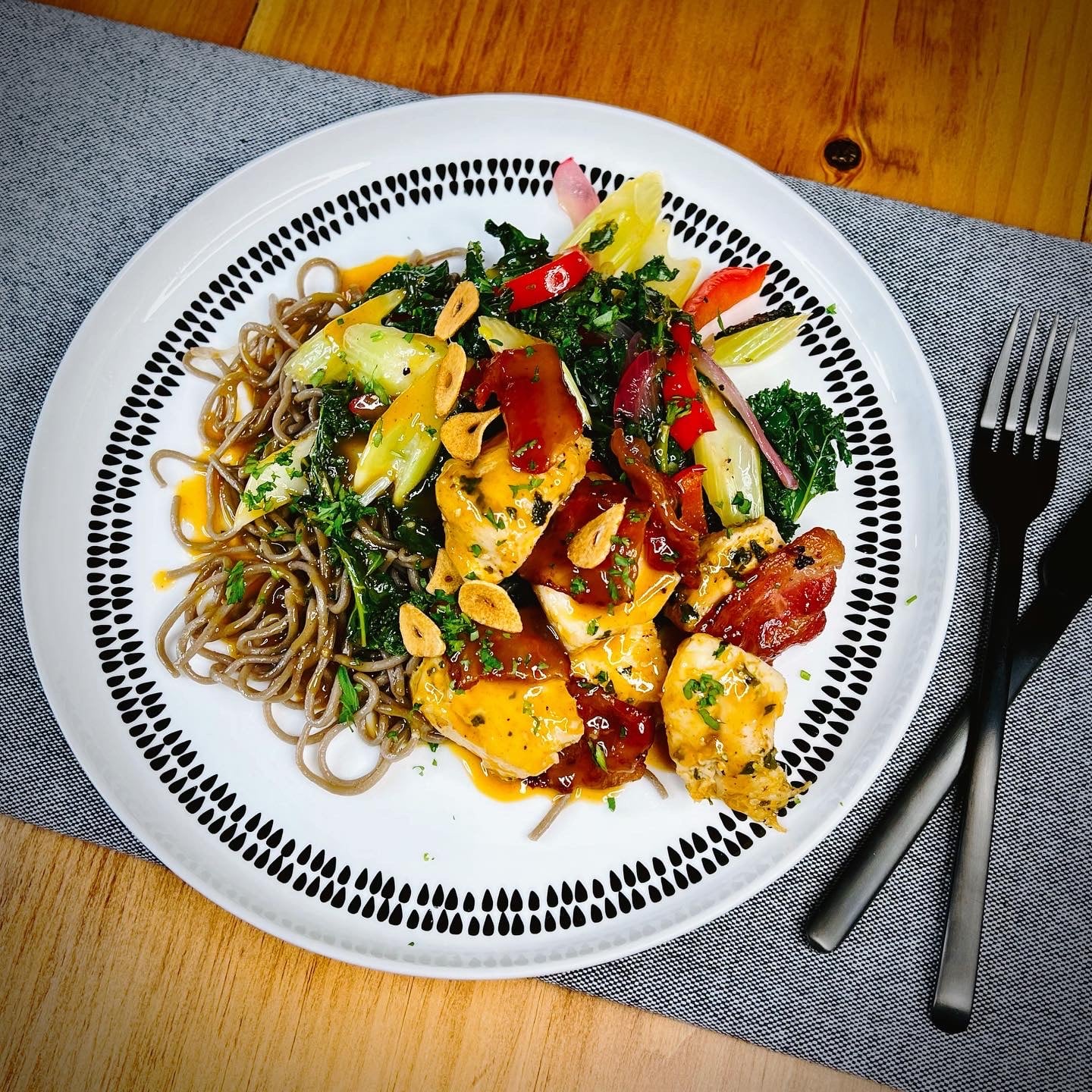 Poulet & Bacon aux Épices à l’Argousier avec Nouilles Soba