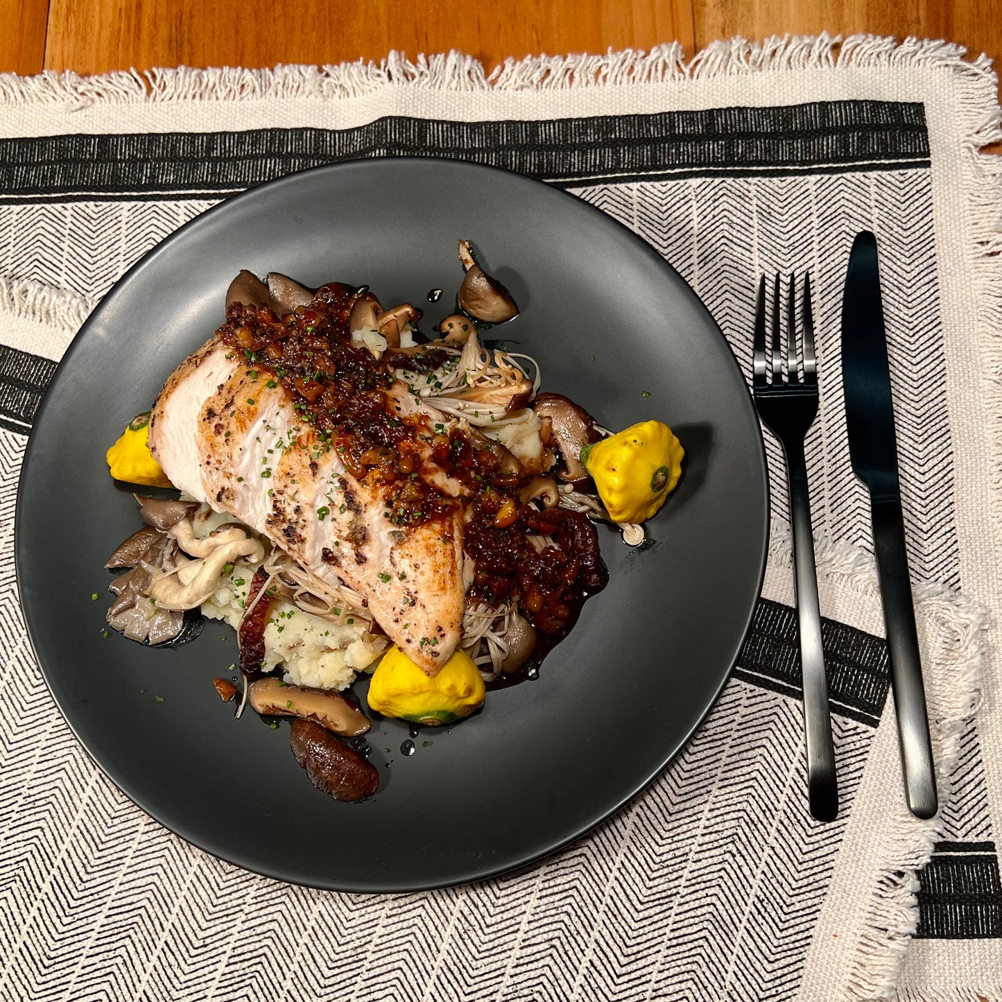 Poulet Rôti Sauté de Champignons avec Patates Écrasées / Sauce aux Amandes et Thym