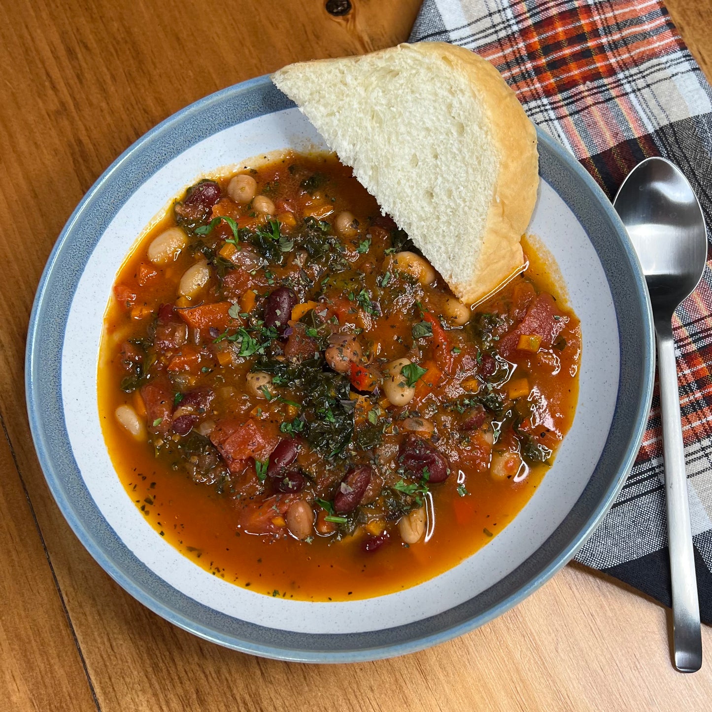 Soupe aux Tomates et Haricots Épicés