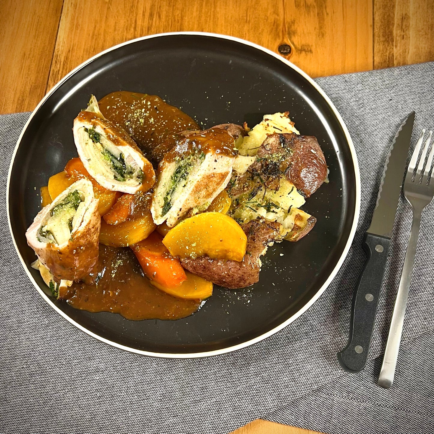Baluchon de Porc à la Poire et Kale avec Sauce aux Oignons et Romarin servi avec Patates Rôties Écrasées