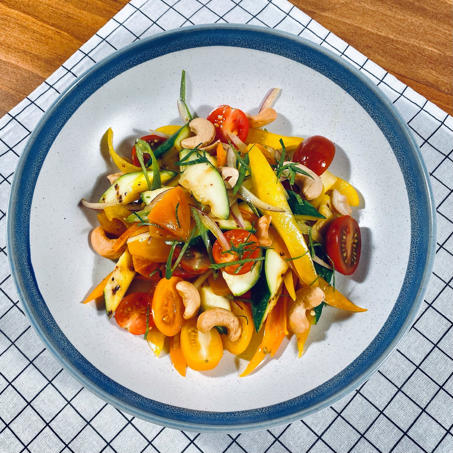 Salade de Courgettes Grillées, Poivrons et Betteraves avec Vinaigrette à l’Érable et Aneth