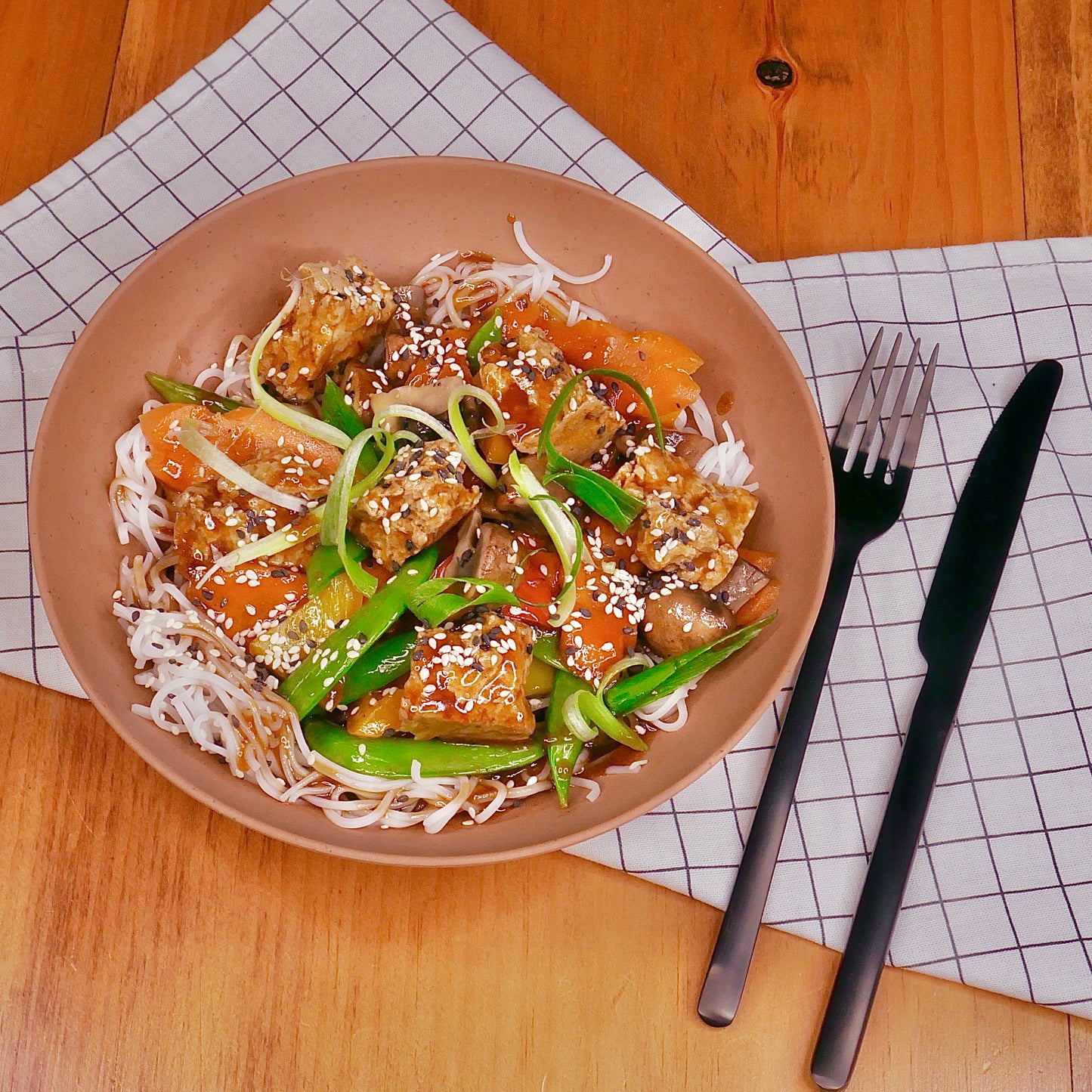 Sauté de TOFU Style Thaï avec Nouilles de Riz (Un peu épicé)