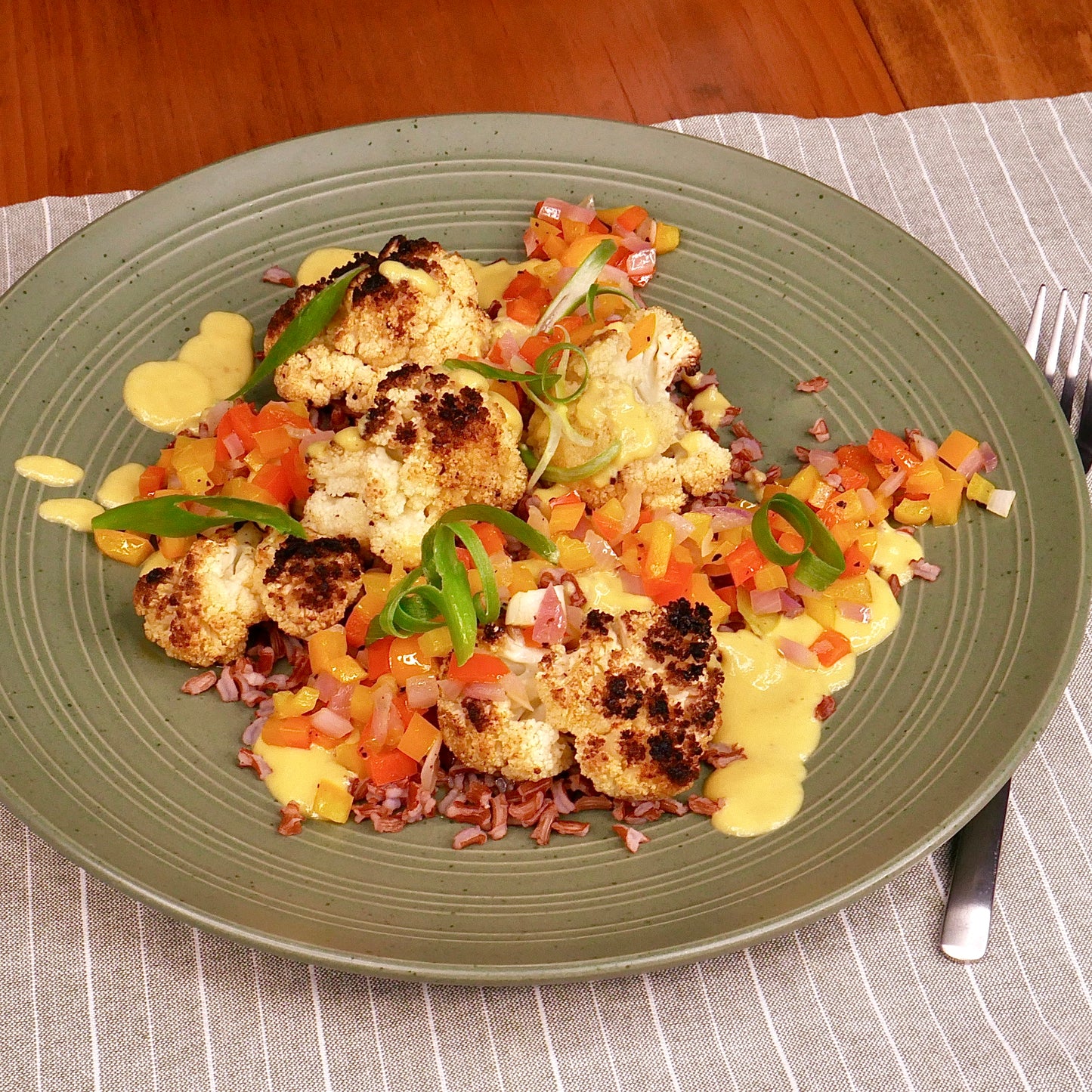 Chou-Fleur Grillé Sauce aux Noix de Cajou avec Riz Rouge