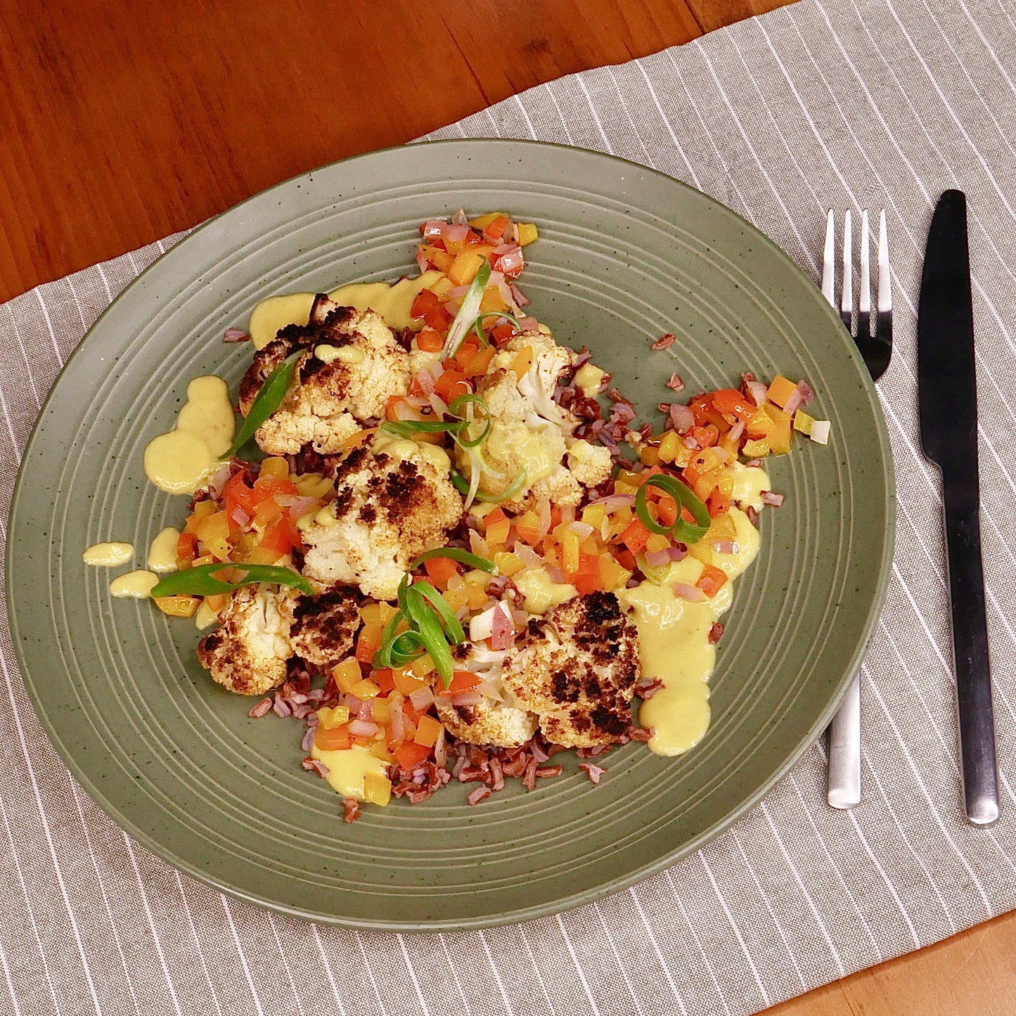 Chou-Fleur Grillé Sauce aux Noix de Cajou avec Riz Rouge