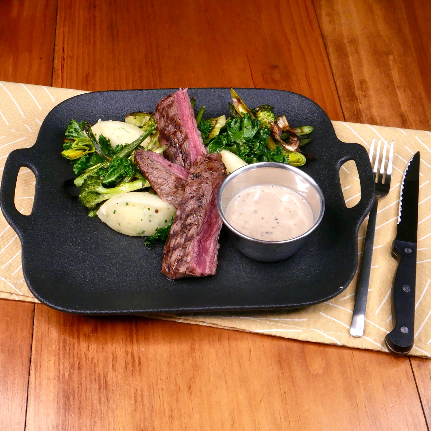Boeuf Grillé Sauce aux Poivres avec Légumes Grillés et Purée