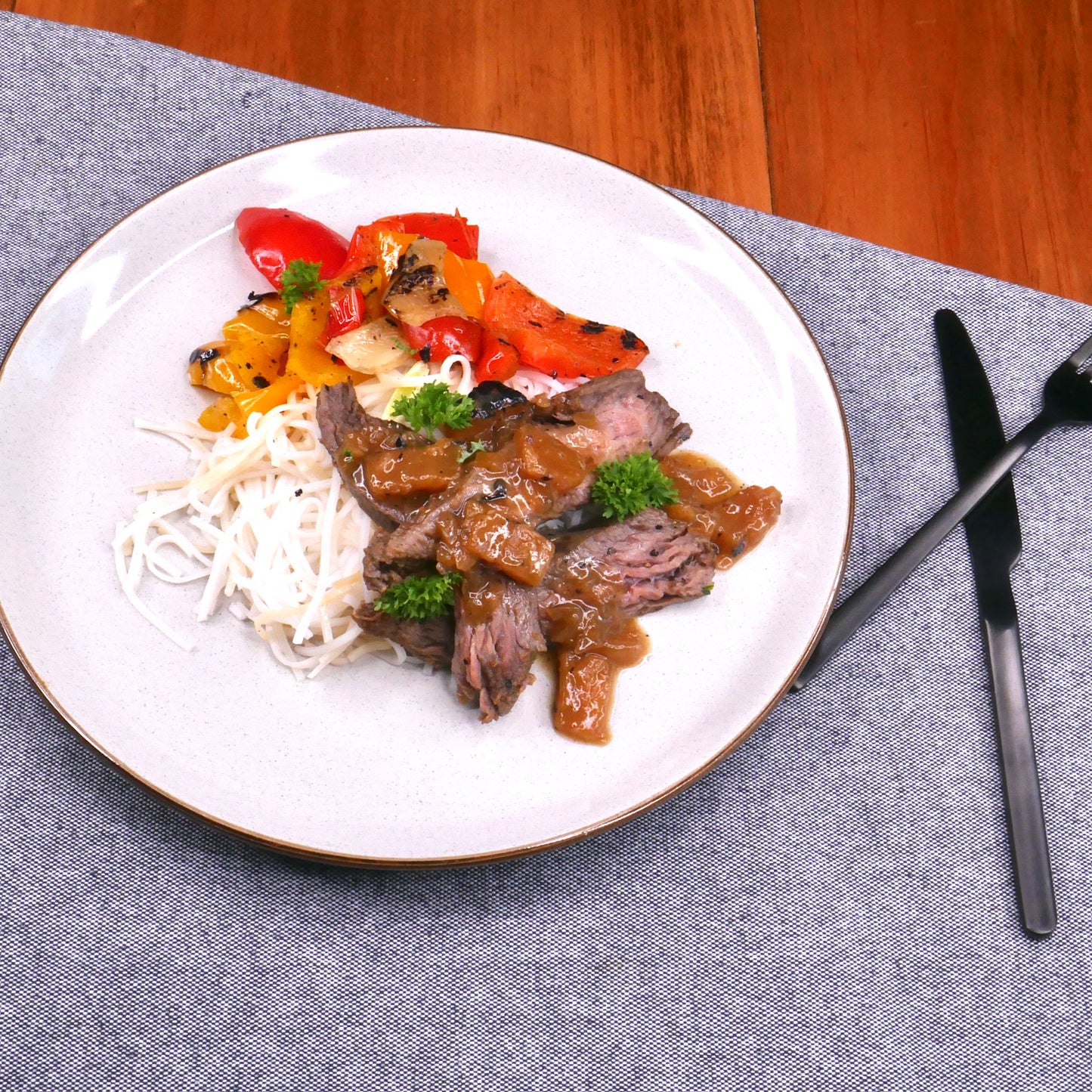 BOEUF Grillé à l’Érable avec Sauce Sichuanaise à l’Ananas sur Vermicelles