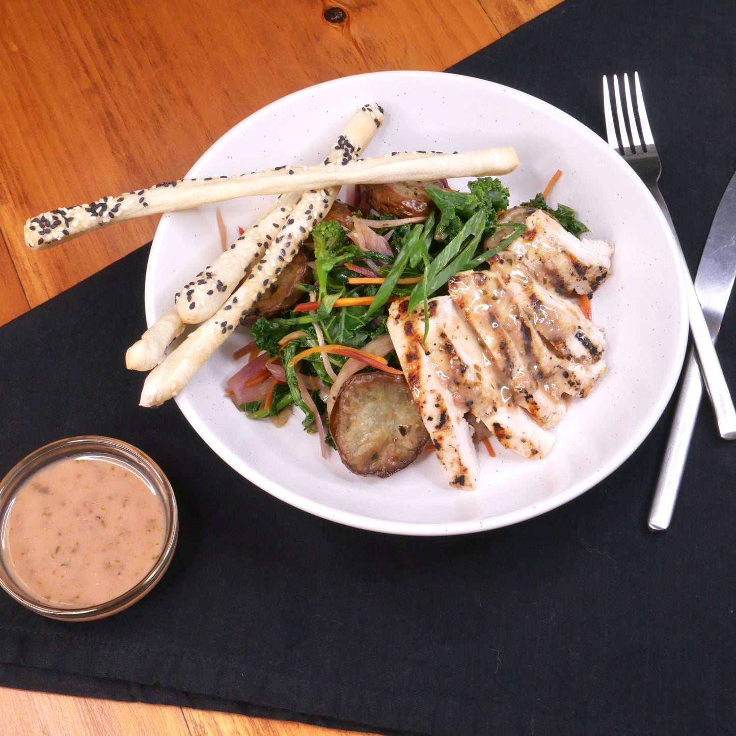 Sauté de Kale et Fenouil avec Poulet Grillé et Patates Rôties Vinaigrette aux Câpres et Ail Rôti