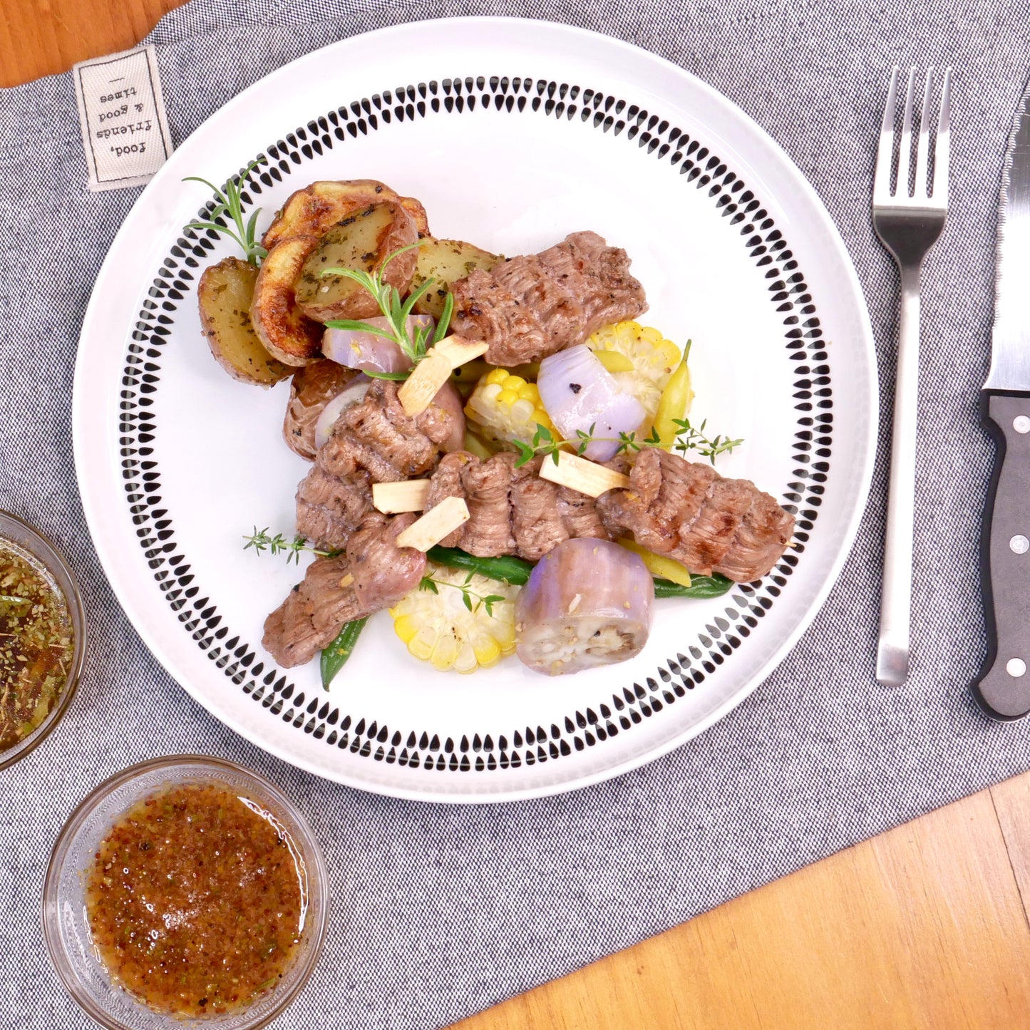 Brochette de Bœuf avec Légumes et Patates Grelots Rôties, Sauce Miel Moutarde