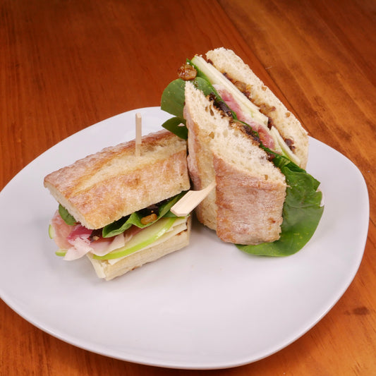 Sandwich Salami, Cheddar, Pomme et Chutney de Figues sur Ciabatta