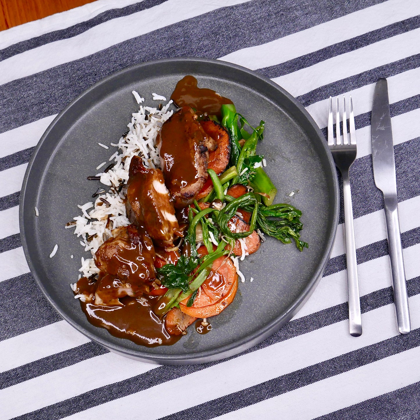 Poulet aux Épices Chinoises, Sauté de Légumes et Mélange de Riz