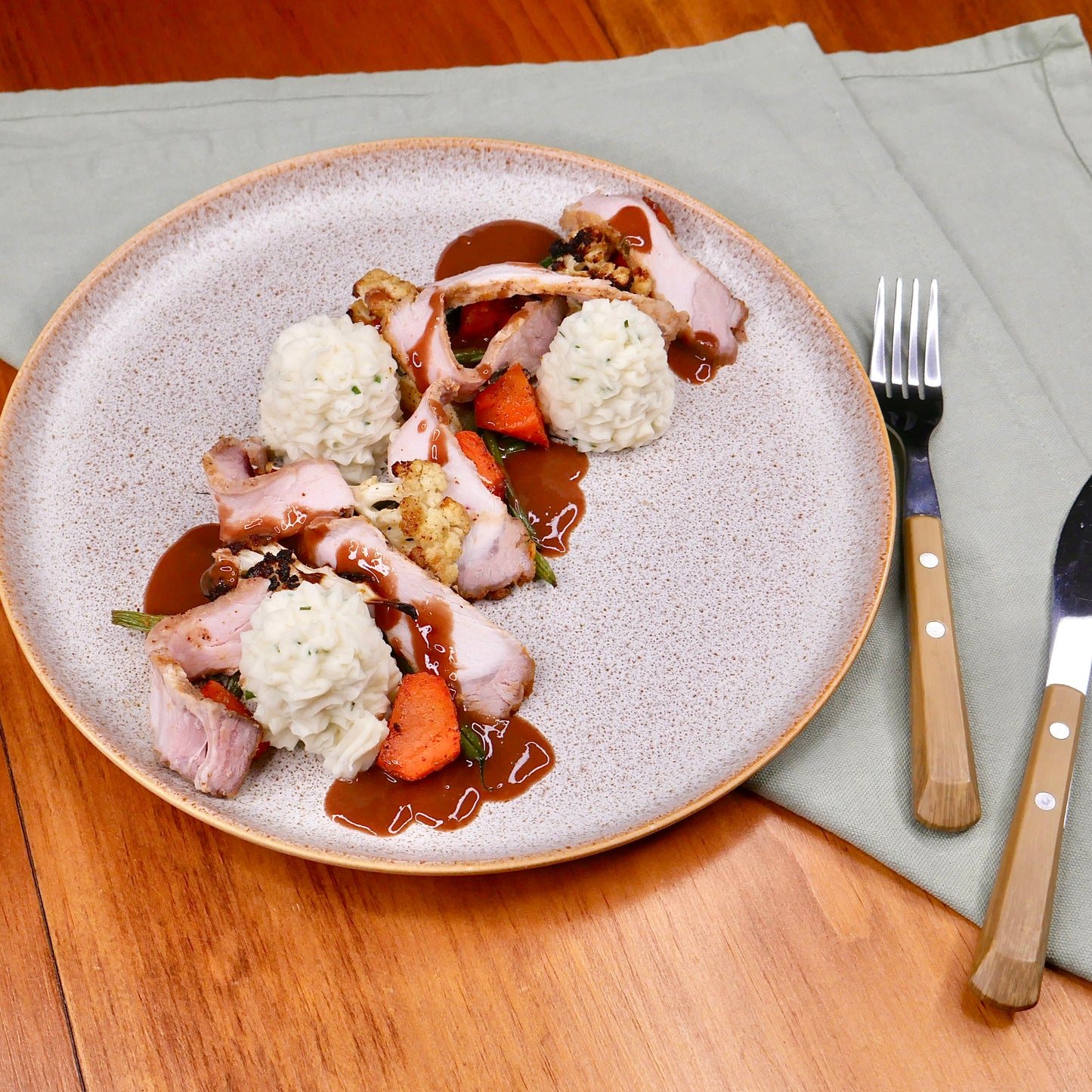 Longe de Porc Cuit sur Planche de Cèdre avec Purée
