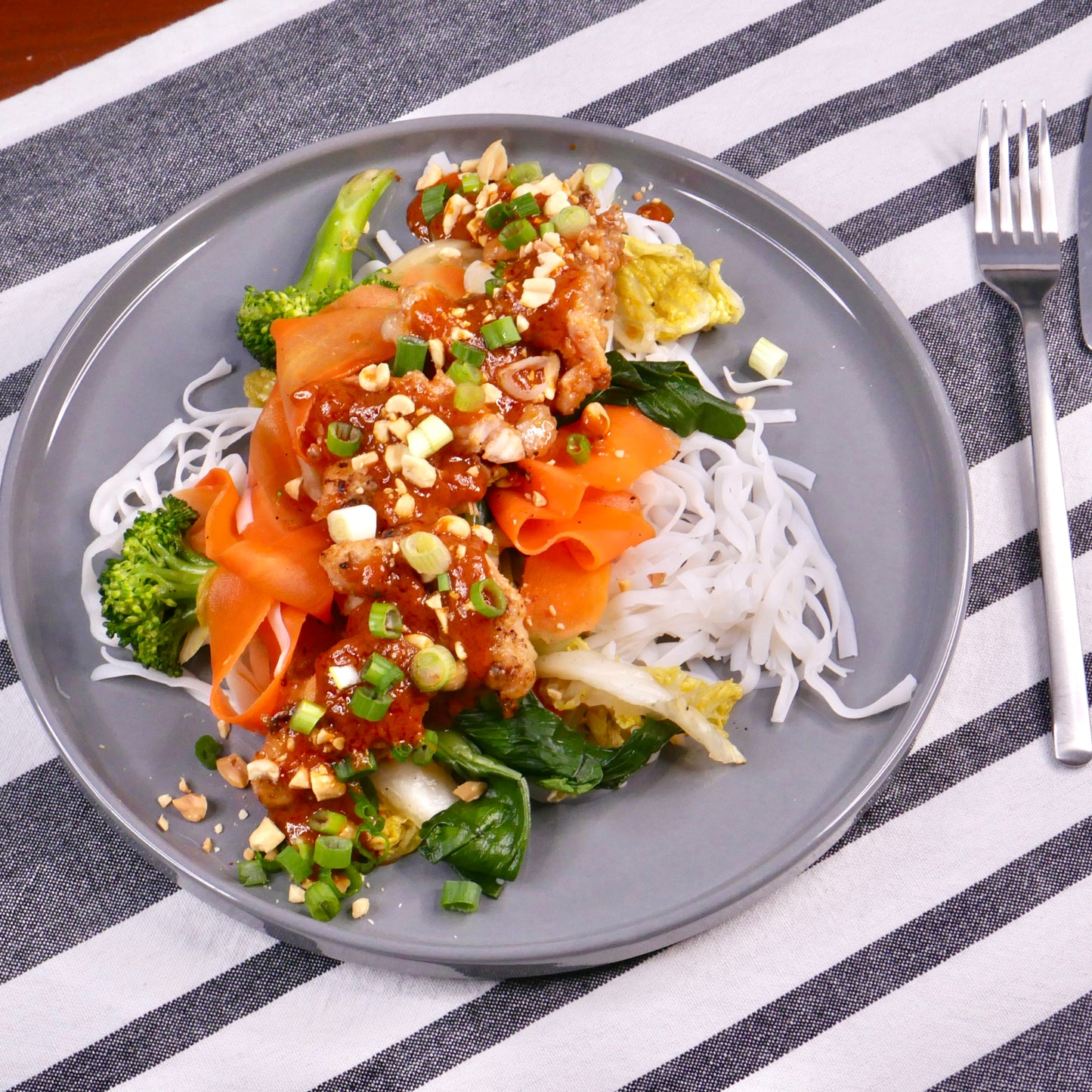 Poulet Glacé au Gochujang avec Sauté de Légumes et Vermicelles (un peu épicé)