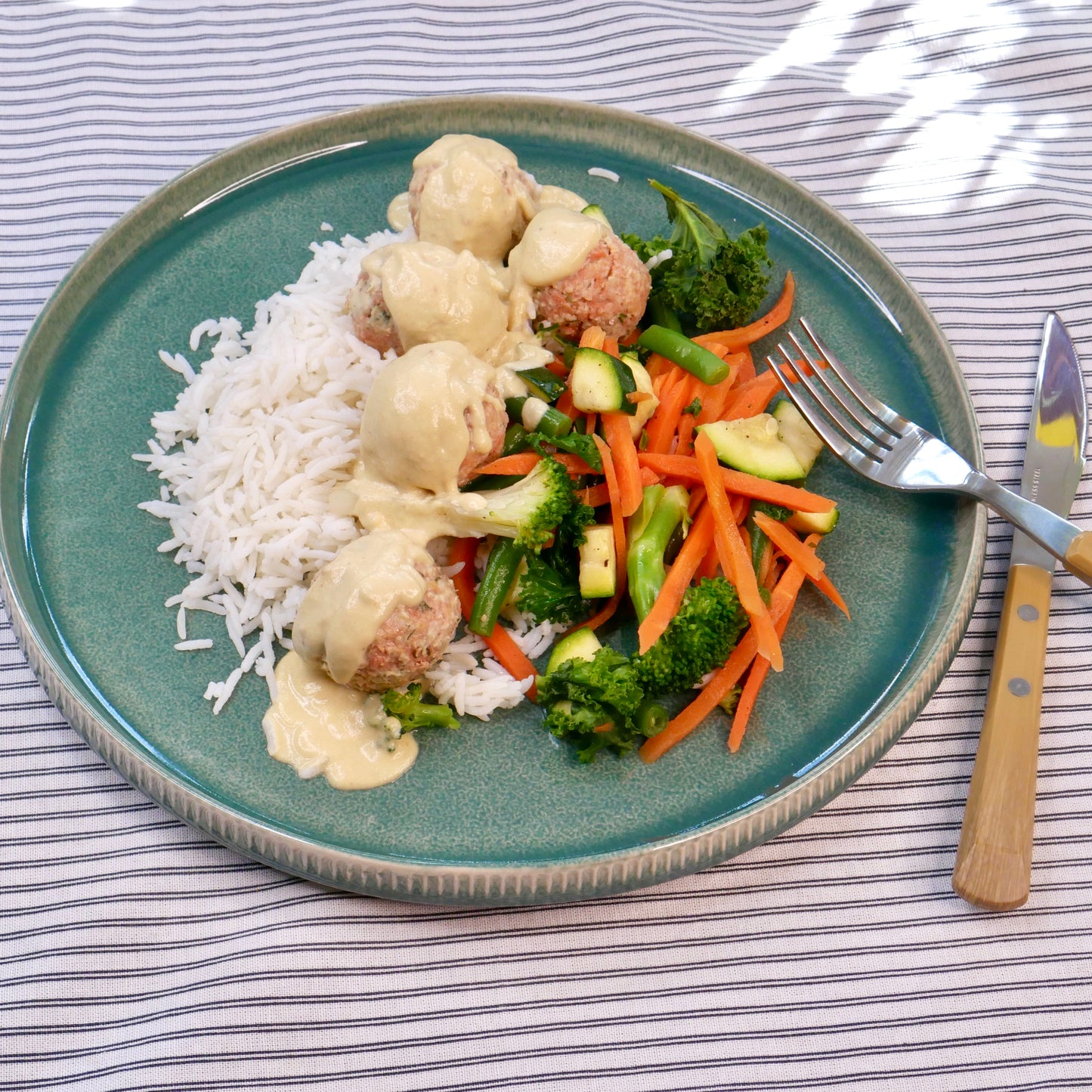 Salmon balls with avocado, lime and chipotle sauce served with rice