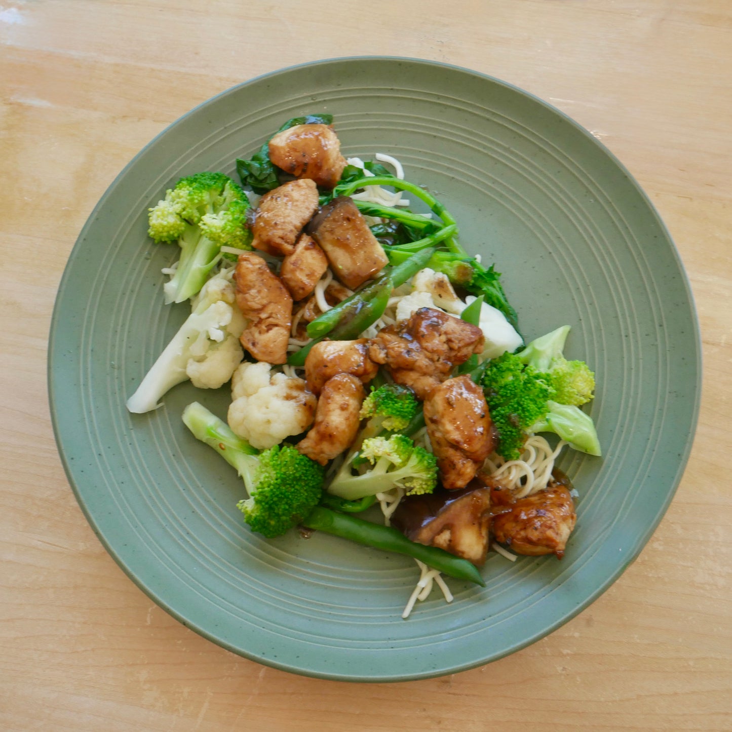 Nouveau! - Poulet Sauce au Poivre Noir avec Nouilles Chow Mein (Un peu épicé)