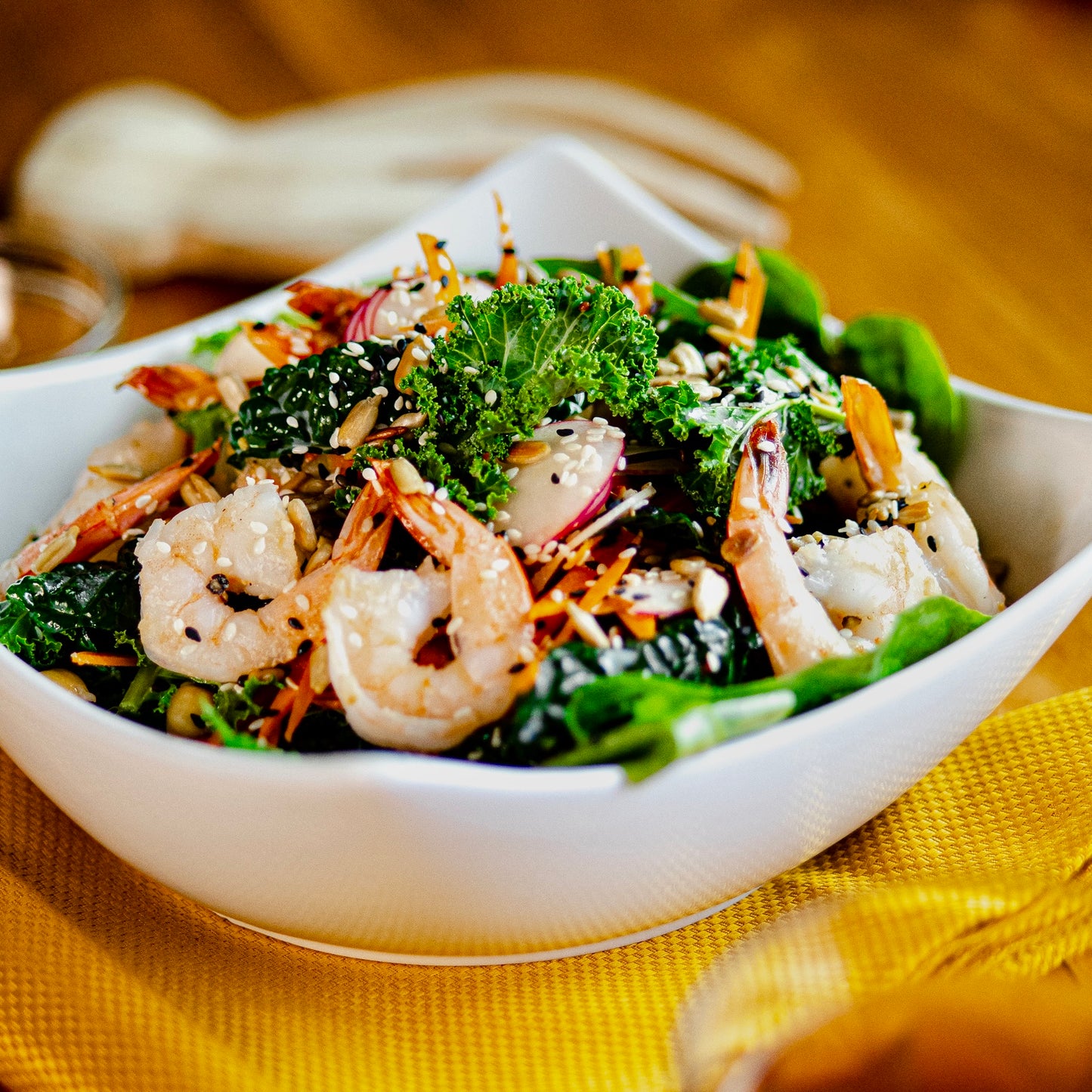 Salade de Kale et Épinards avec Crevettes et Couscous / Vinaigrette Carotte et Gingembre