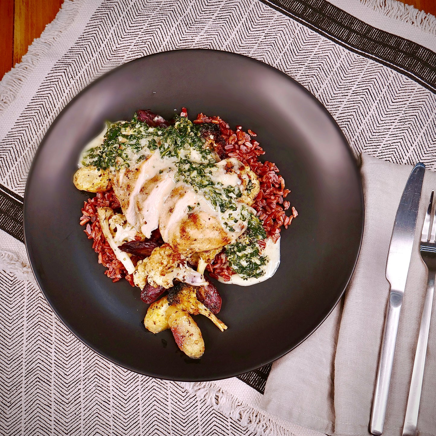 SEITAN avec Sauce Crémeuse au Kale Citronné et Riz Rouge