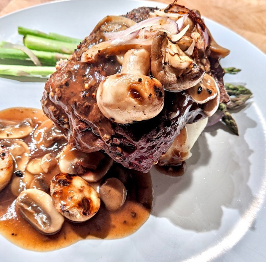 **Seulement 11 portions de disponible**Bœuf Grillé Sauce au Vin et Champignons avec Purée aux Oignons Caramélisés