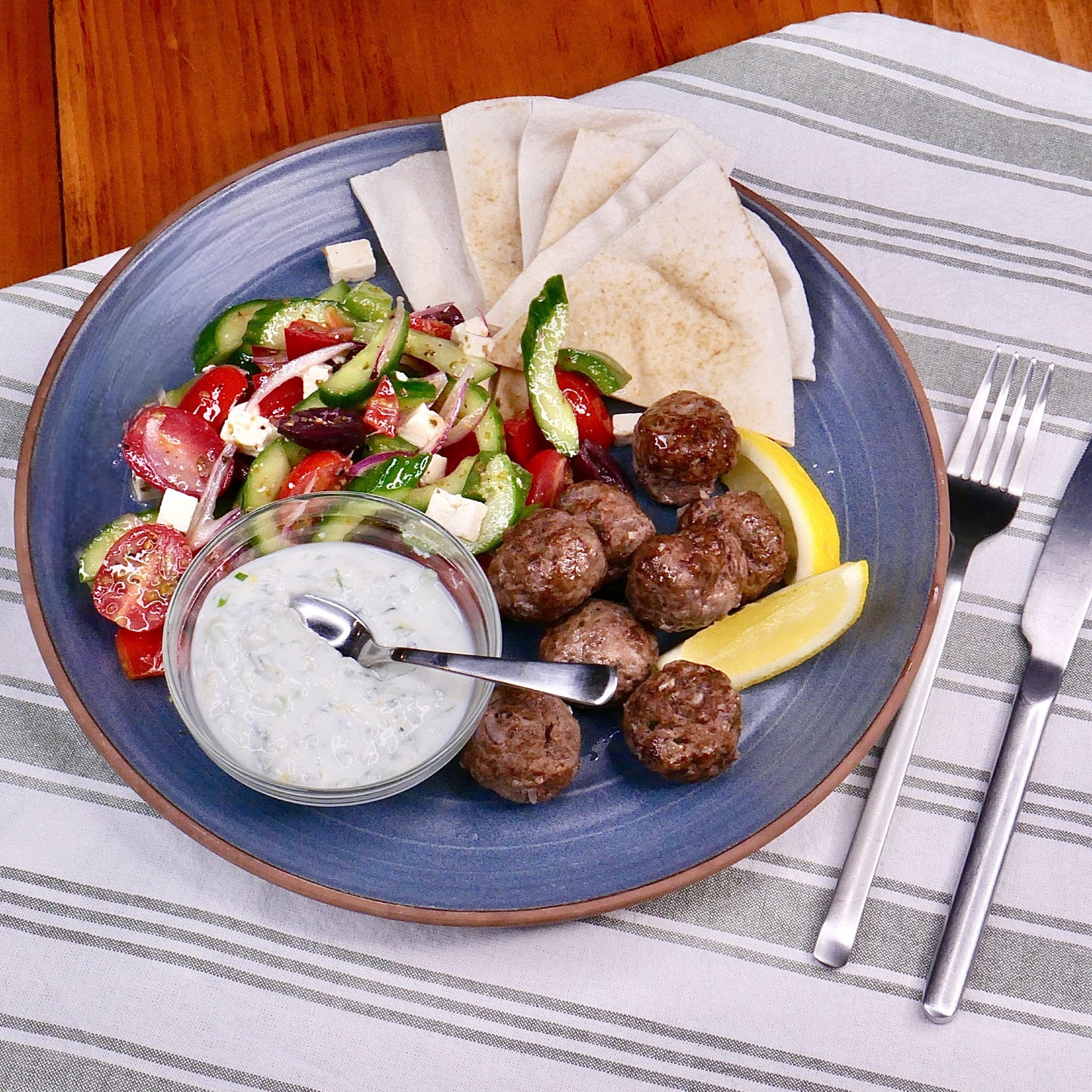 Boulettes de Kofta avec Salade Grecque et Sauce Tatziki