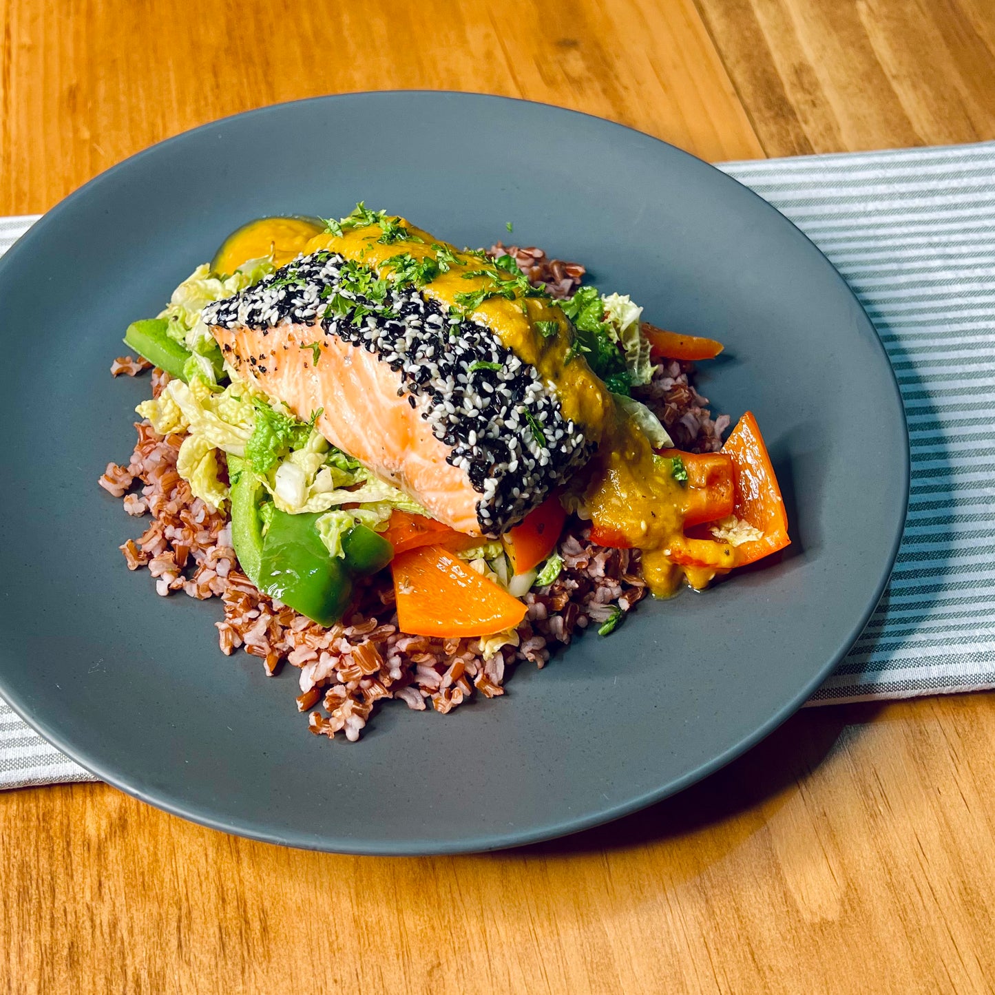 Saumon en Croûte de Sésame Sauce Carottes et Gingembre avec Riz Rouge