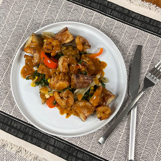 Crevettes et Calmar Cajun avec Patates Rôties à l’Ail