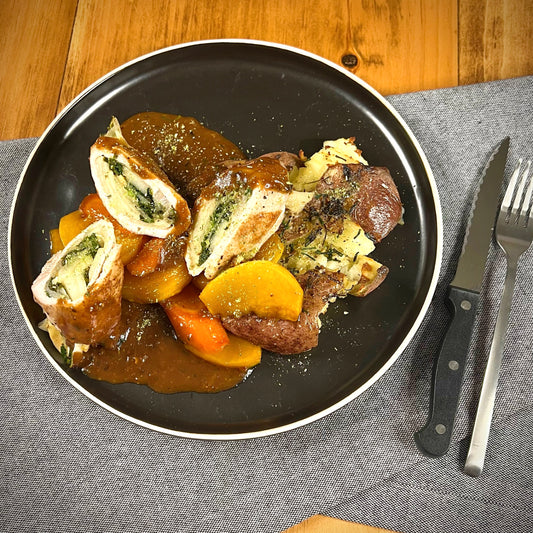 Baluchon de Porc à la Poire et Kale avec Sauce aux Oignons et Romarin servi avec Patates Rôties Écrasées