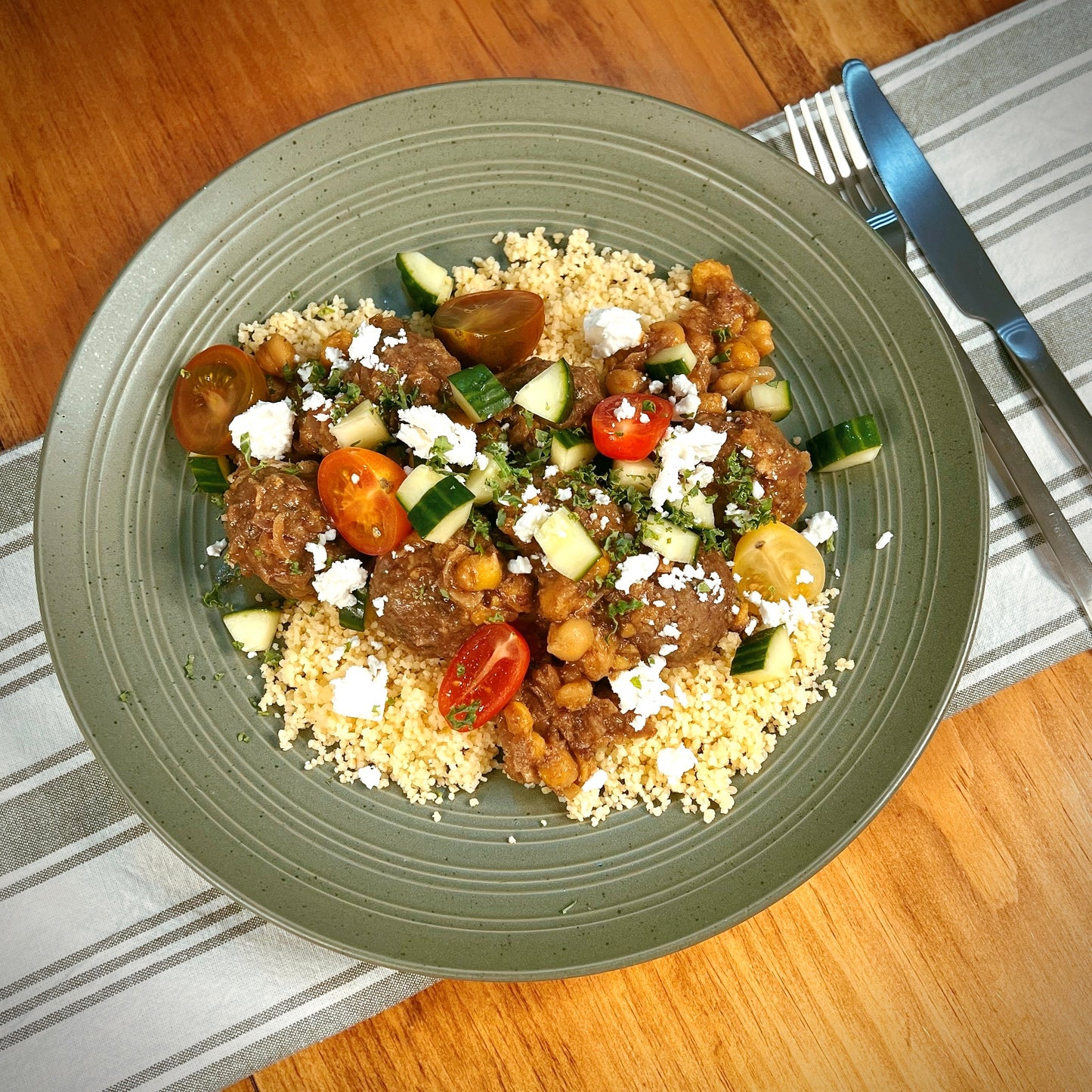 Boulettes à la Marocaine Sauce aux Dattes avec Couscous