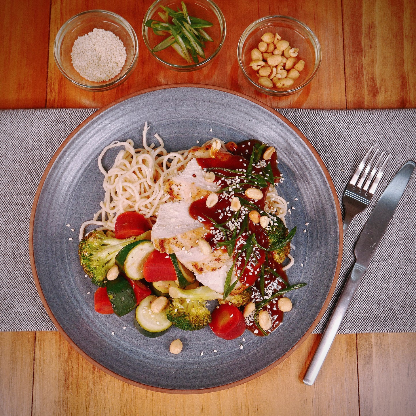 Poulet Grillé et Mariné à la Sauce aux Arachides avec Nouilles Chow Mein