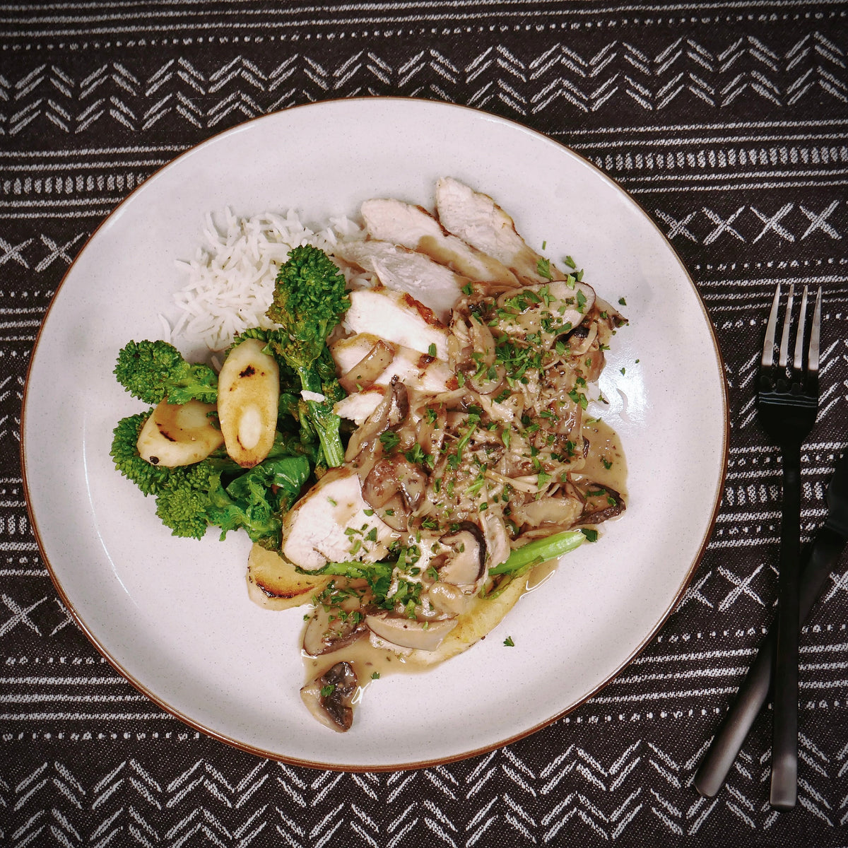 Poulet Rôti Sauce aux Champignons et Thym avec Riz