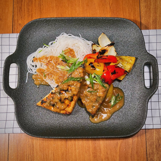 Tempeh Grillé à l’Érable avec Sauce Sichuanaise à l’Ananas sur Vermicelles