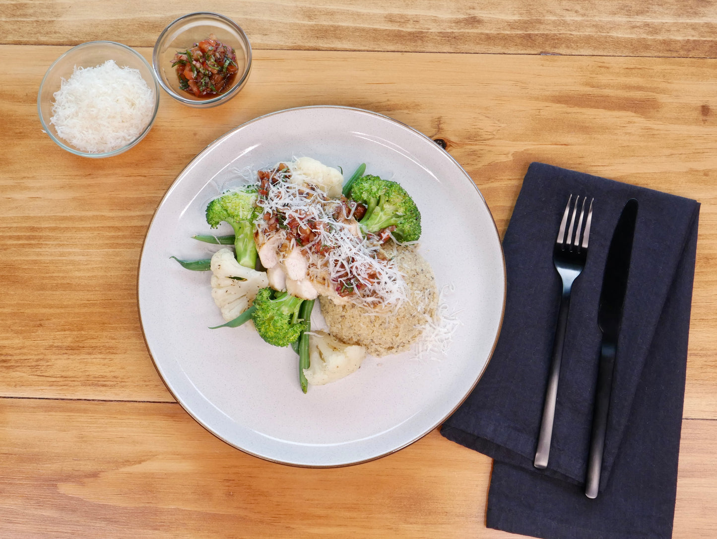 Poulet Grillé à la Bruschetta et Parmesan avec Quinoa