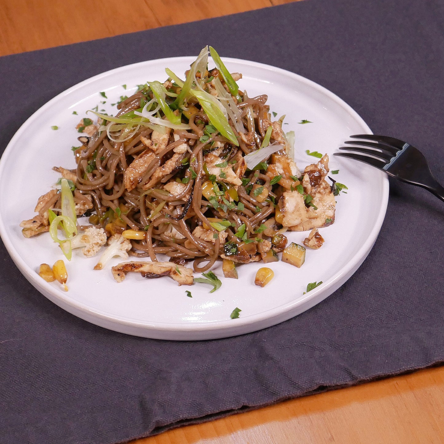 Salade de Poulet, Oignons Caramélisés et Maïs avec Nouilles de Soba