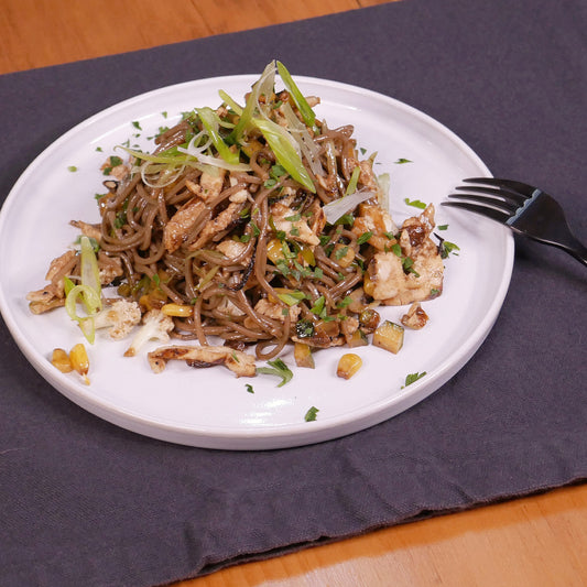Salade de Poulet, Oignons Caramélisés et Maïs avec Nouilles de Soba