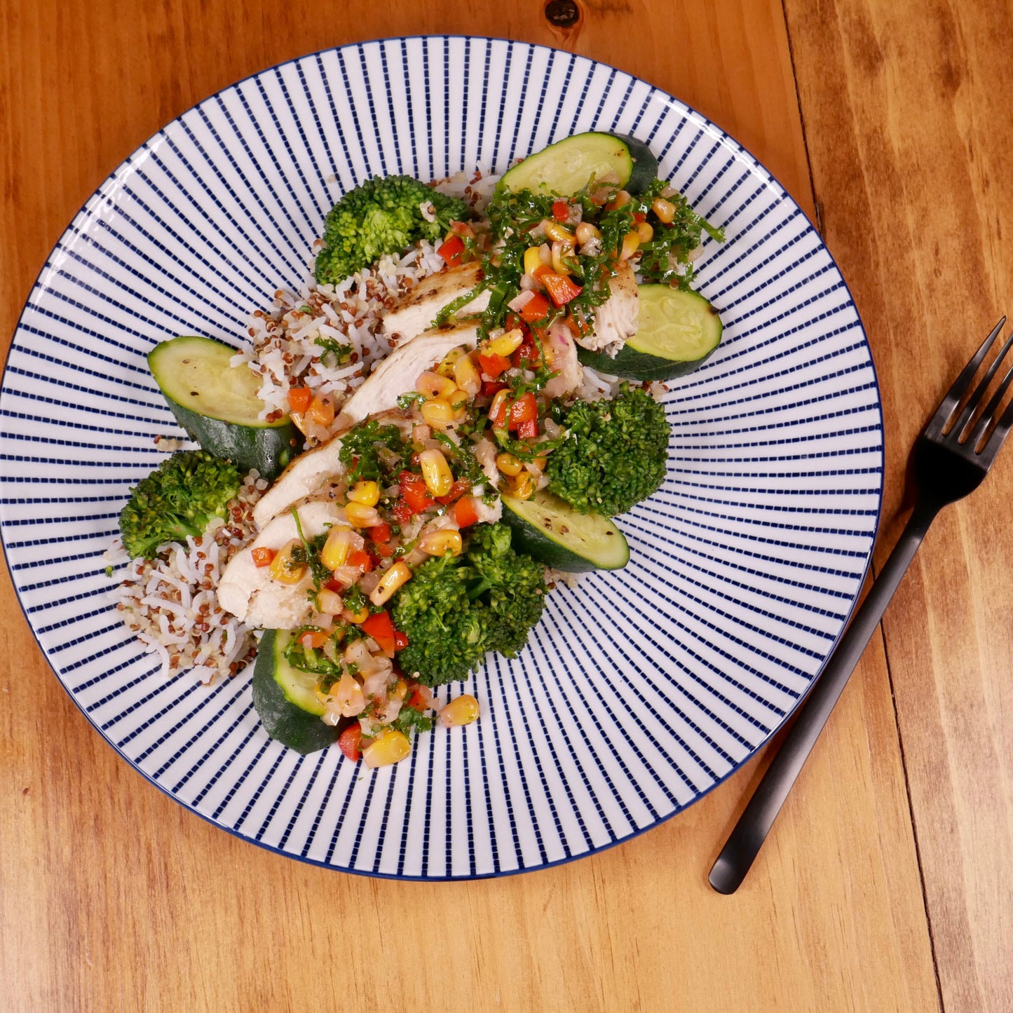Poulet Grillé Salsa de Maïs, Poivrons et Kale avec Mélange de Quinoa et Riz