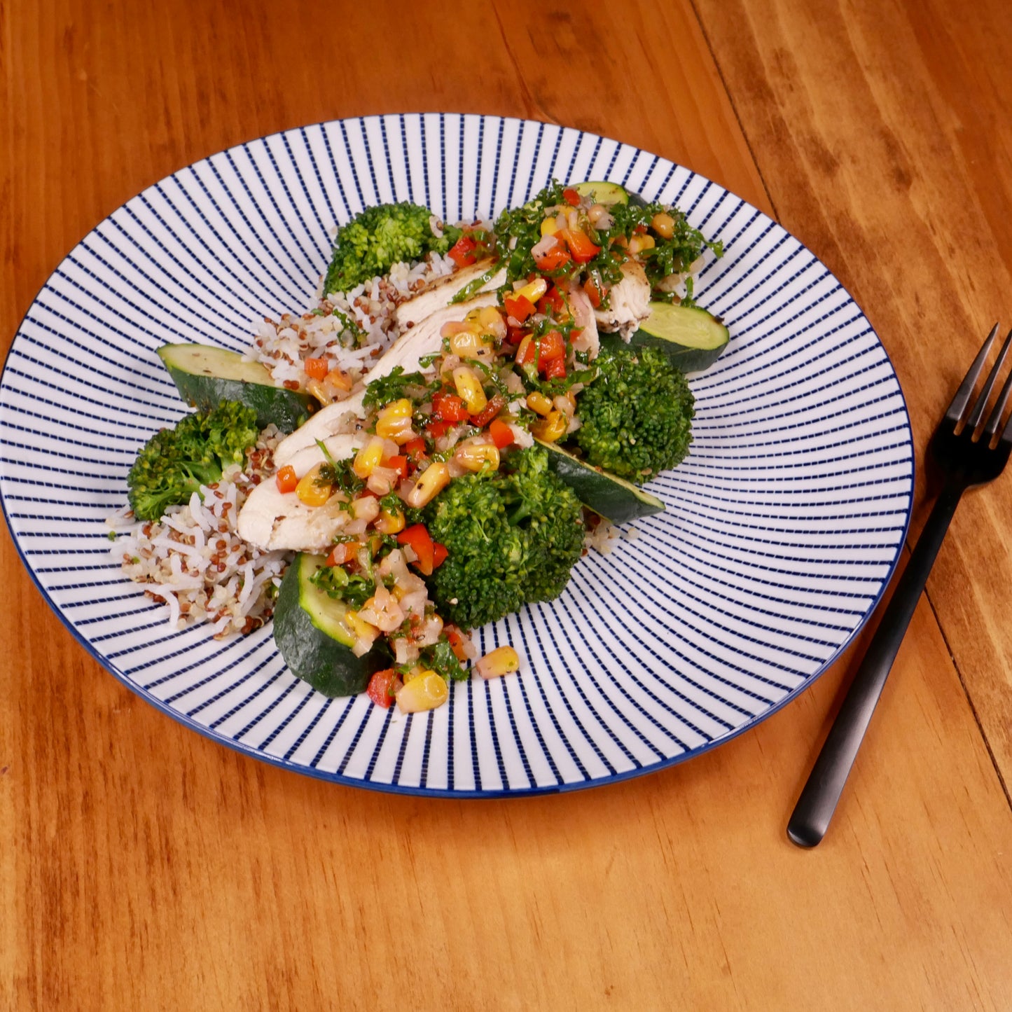 TEMPEH Grillé Salsa de Maïs, Poivrons et Kale avec Mélange de Quinoa et Riz