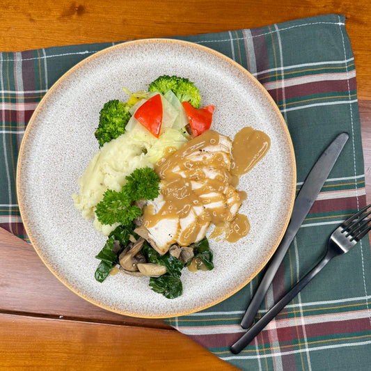 Dinde Rôtie aux Fines Herbes et Vin Blanc / Légumes Rôtis / Sauté de champignons / Purée à l’ail rôti / Sauce brune