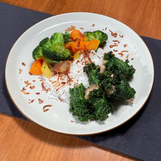 Poulet à la Lavande Enveloppé dans du Kale avec Riz