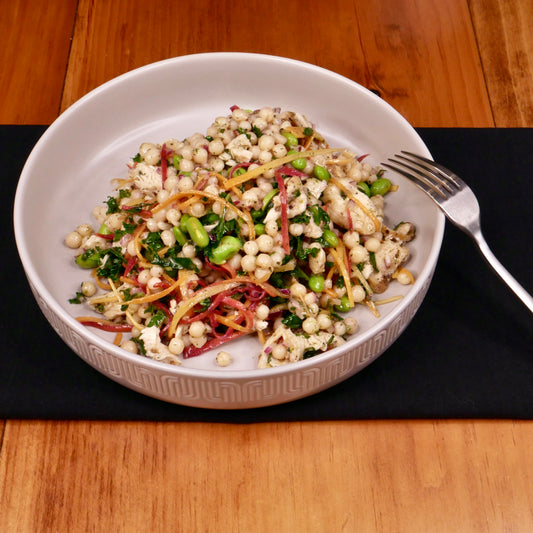 Salade de Couscous Perlés avec Poulet, Vinaigrette à la Sarriette et Érable