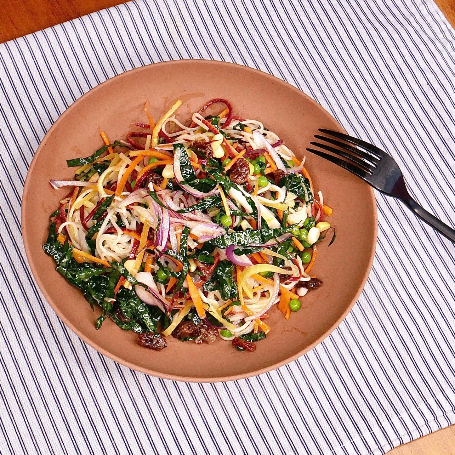 Salade de Carottes et Nouilles aux Œufs avec Vinaigrette à l’Orange et Cumin - boite repas - Kale fait maison - Montréal