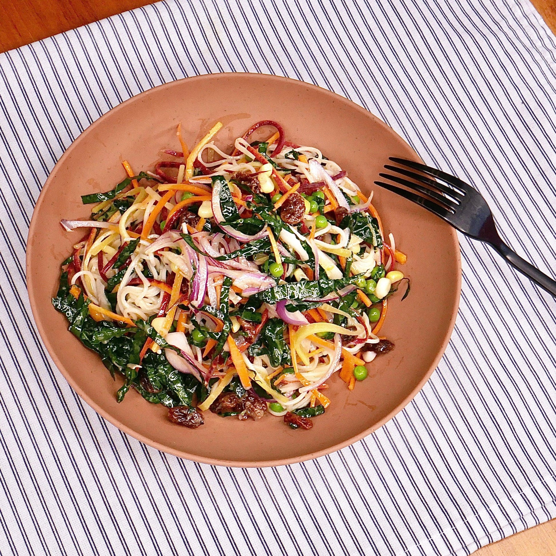 Salade de Carottes et Nouilles aux Œufs avec Vinaigrette à l’Orange et Cumin - boite repas - Kale fait maison - Montréal