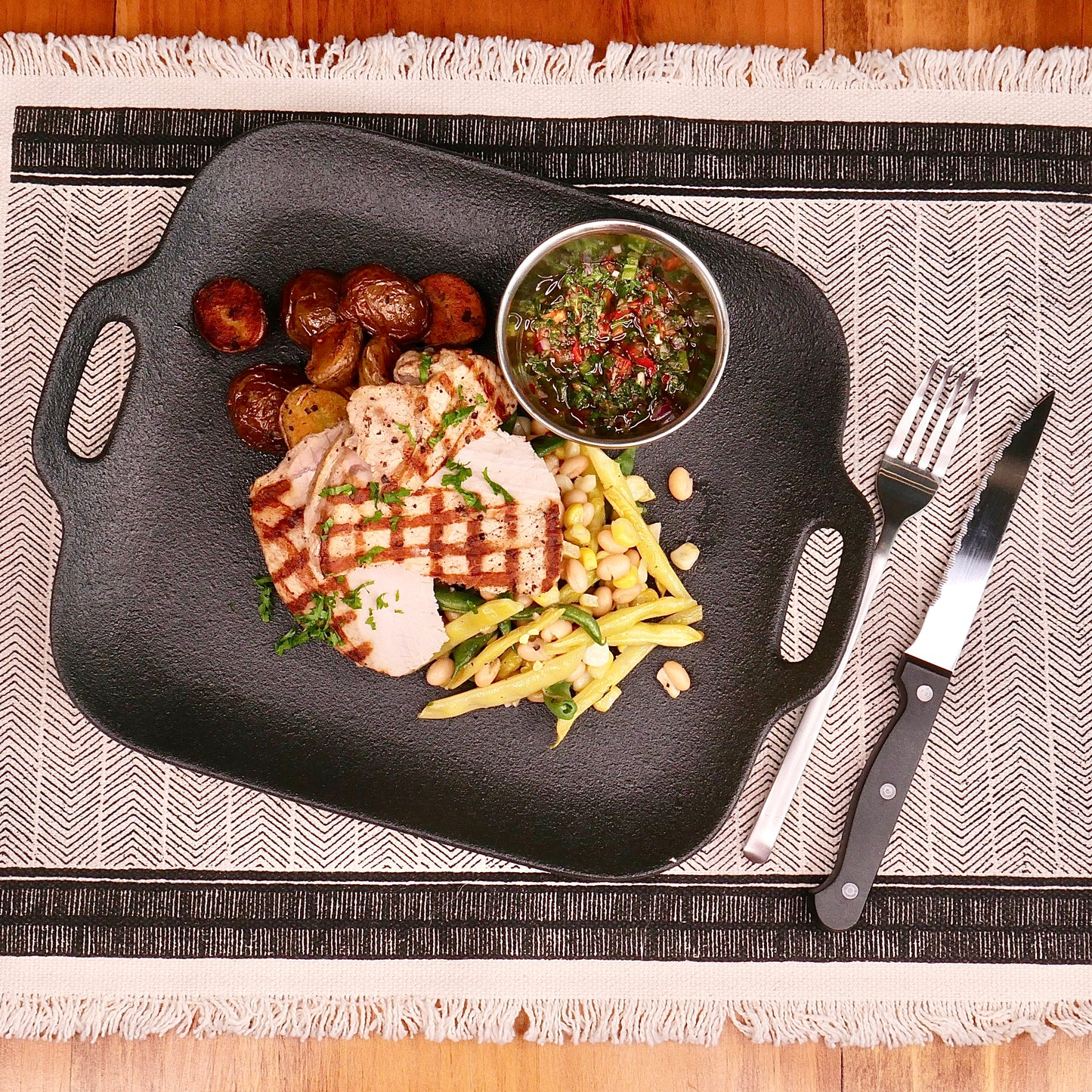 Côtelettes de Porc Grillé à la Sauce Chimichurri avec Patates Grelots (peu épicé)