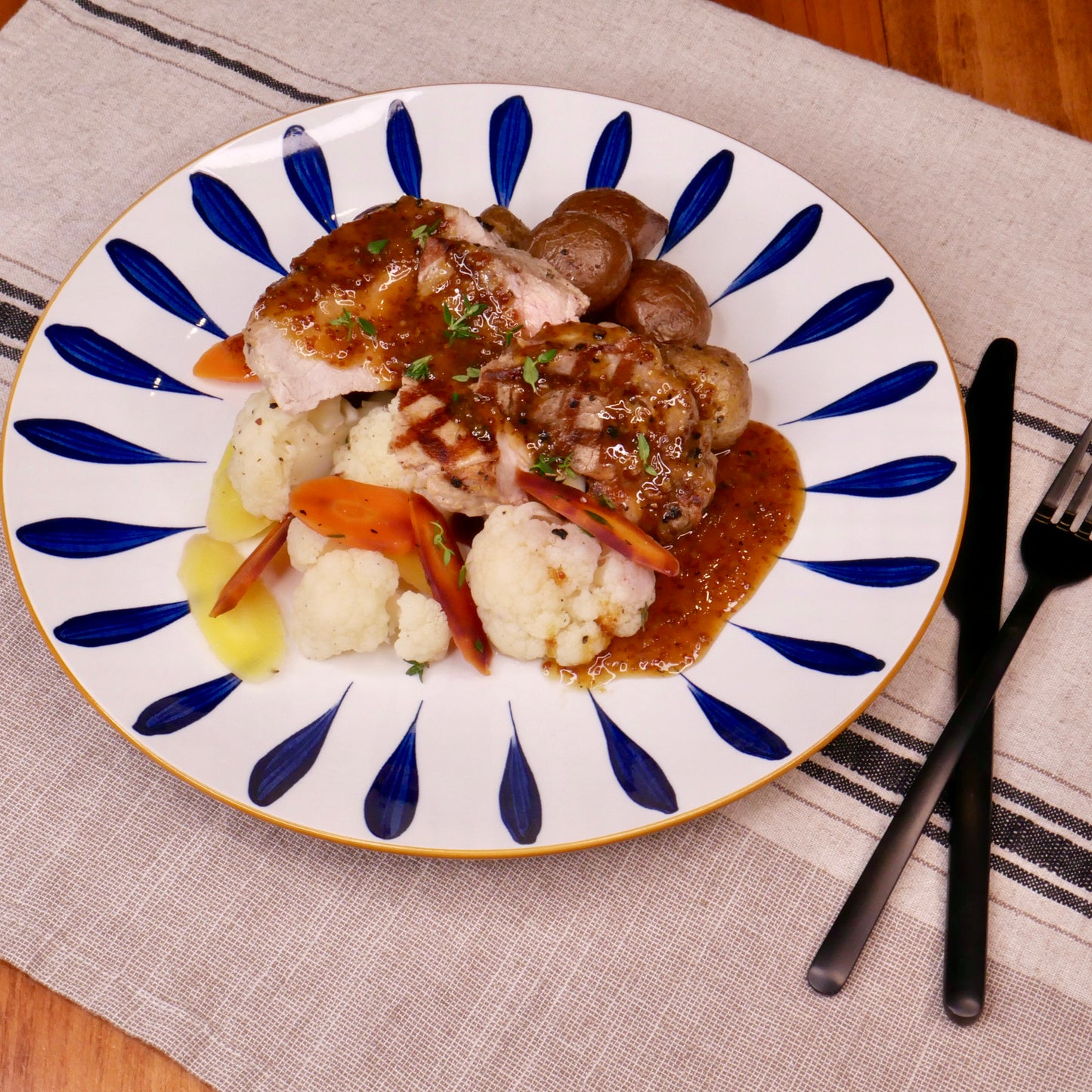 Côtelettes de Porc Grillées avec un Glaçage à l’Érable et Dijon servi avec Patates Rôties