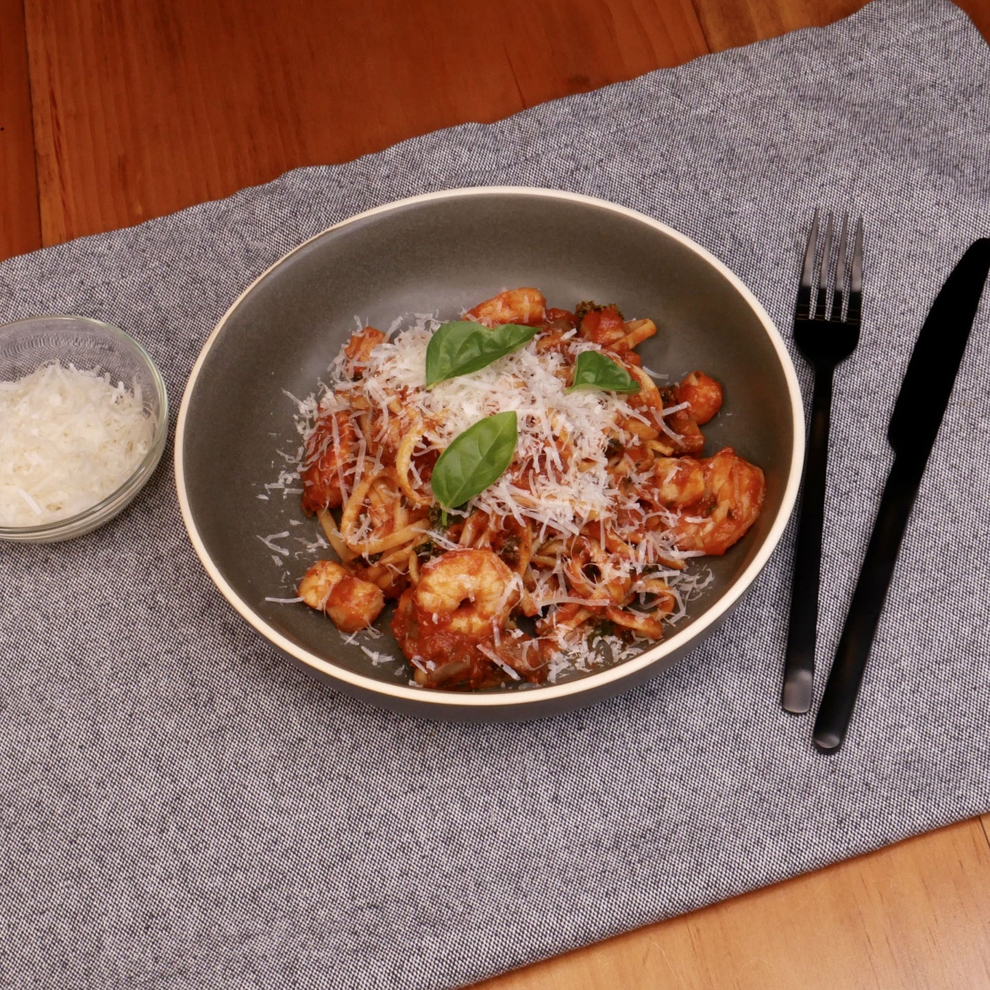 Linguine Crevettes et Pétoncles avec Sauce Tomate au Basilic