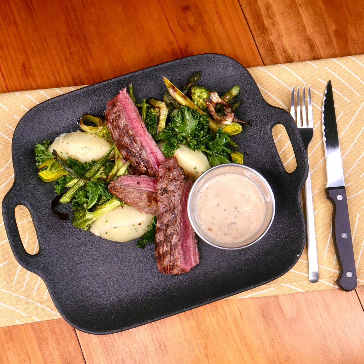 Boeuf Grillé Sauce aux Poivres avec Légumes Grillés et Purée
