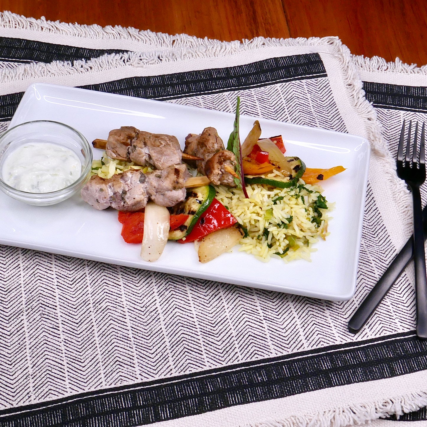 Souvlaki de Poulet, Légumes Grillés et Riz Pilaf