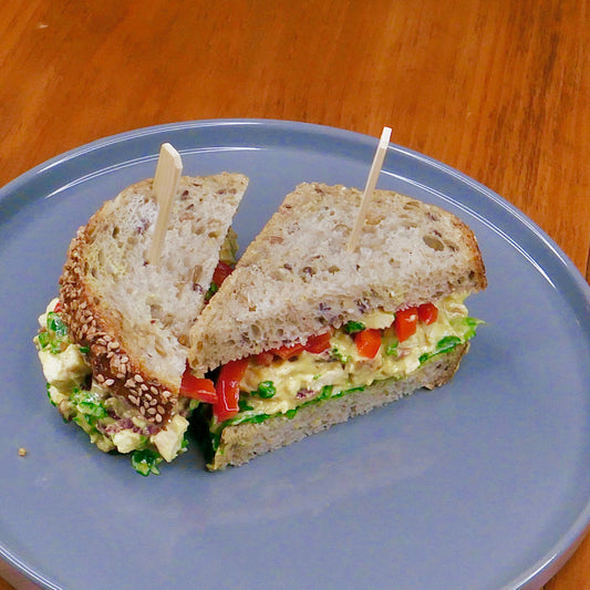 Sandwich Salade de Poulet au Curry sur Pain Multigrains