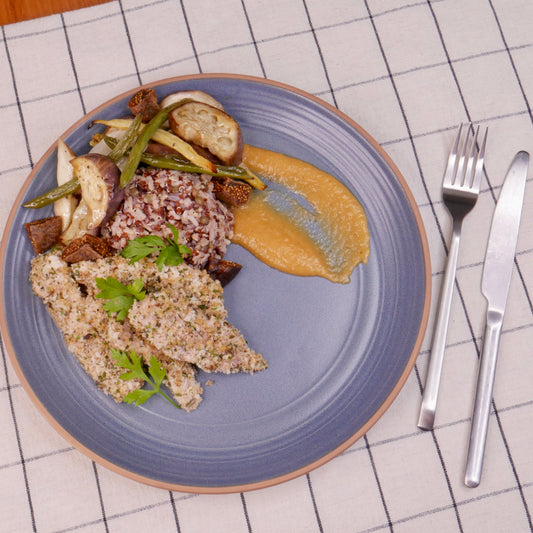 Poulet en Croûte de Noix et Herbes Fraîches, Sauce aux Abricots Servi avec un Mélange de 5 grains
