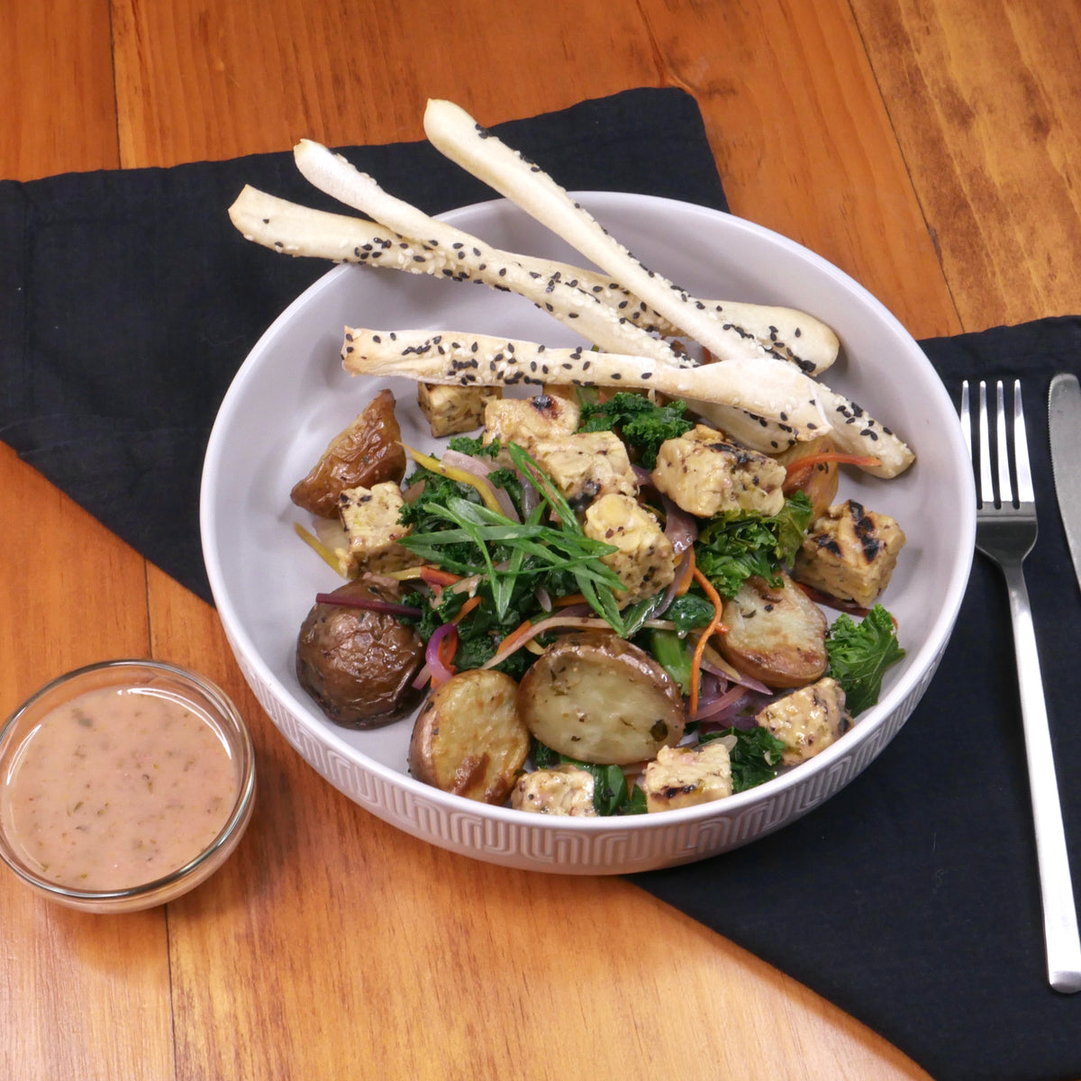 Sauté de Kale et Fenouil avec TOFU ET POIS CHICHES, Patates Rôties, Vinaigrette aux Câpres et Ail Rôti
