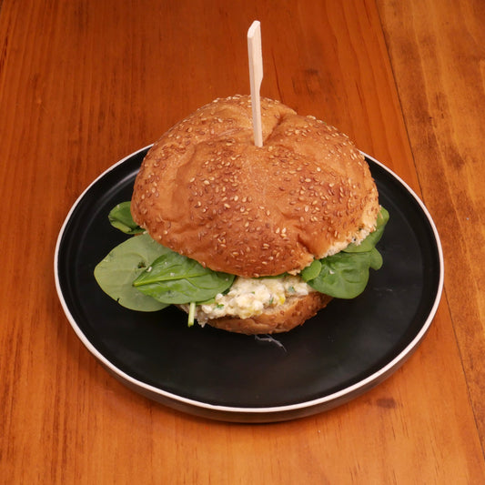 Sandwich aux Œufs et Oignons Caramélisés sur Pain Kaiser