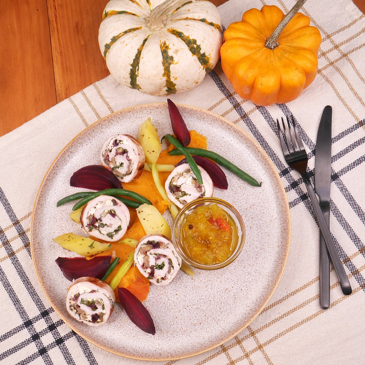 Menu Action de Grâce - Roulade de Dinde aux Canneberges et Feta avec Purée aux Patates Douces / Servi avec Chutney à la Courgette (Collab. Atelier moutarde)